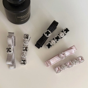 Ensemble de barrettes en satin avec strass étincelants en gris-violet, noir et rose tendre