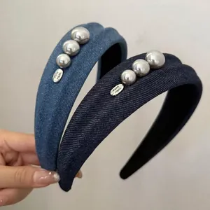 Elegante Denim-Haarbänder mit weißen Perlen und handgefertigten Metallschildern in zwei Blautönen