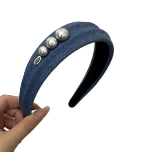 Blauer Denim-Haarreif mit Silberperlen und handgefertigtem Metallemblem im Retro-Look