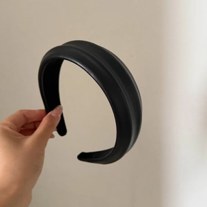 Serre-tête large en cuir PU noir à couronne haute avec rembourrage éponge pour femmes élégantes