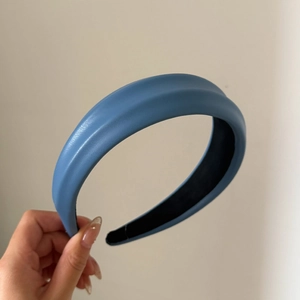 Serre-tête rembourré en cuir PU bleu avec design en éponge haute pour femmes