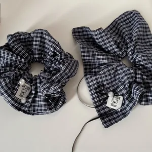 Set di elastici per capelli a quadri blu navy con perle bianche ed etichetta con orsetto