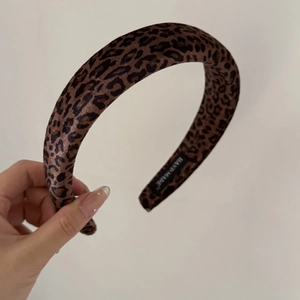 Détail du serre-tête épais à motif léopard avec étiquette intérieure tissée Hand Made