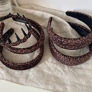 Serre-tête en Velours Floqué à Imprimé Léopard Vintage pour Femmes Large Cerceau à Cheveux Rembourré Accessoires de Coiffure Mode Rétro