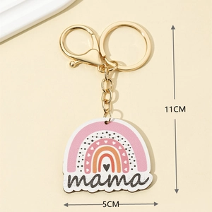 Regenboog MAMA sleutelhanger detail met afmetingen 11cm bij 5cm in roze tinten