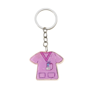 Dettaglio del ciondolo portachiavi a forma di uniforme da infermiera rosa in acrilico