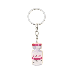 Vista macro portachiavi flacone medico in acrilico con etichetta Levo e tappo rosa