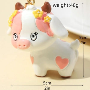 Detailed view of a 3D cartoon cow keychain showing its 48g weight and 5cm dimensions