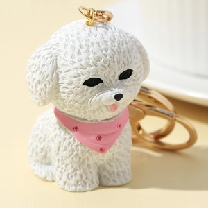 Portachiavi cane 3D in resina con bandana rosa e anello dorato su sfondo giallo tenue