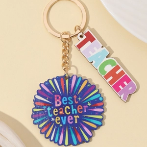 Gros plan du porte-clés Best Teacher Ever en bois avec détail de pendentif puzzle coloré
