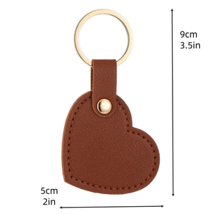 Porte-clés coeur en cuir marron créatif avec anneau doré, 9cm x 5cm sur fond blanc