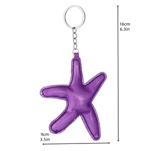 Portachiavi stella marina in pelle colorata con anello in metallo su sfondo bianco