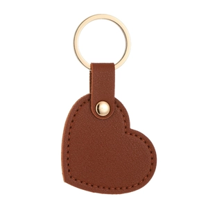 Porte-clés cœur en cuir PU marron avec anneau doré et surpiqûres sur fond blanc