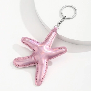 Dettaglio macro di un portachiavi a stella marina in pelle PU laser rosa con anello
