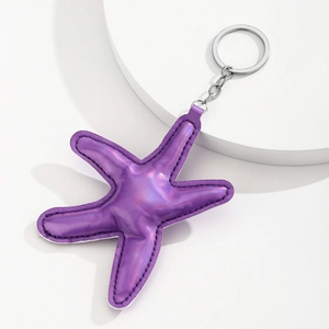 Dettaglio del portachiavi a stella marina olografica viola con anello in metallo argento