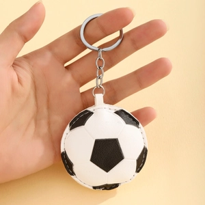 Porte-clés de football classique noir et blanc en similicuir avec anneau en métal
