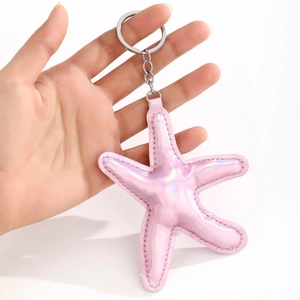 Portachiavi a forma di stella marina in pelle rosa iridescente con anello in metallo