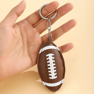 Vue détaillée d'un porte-clés de football américain en similicuir marron avec coutures blanches