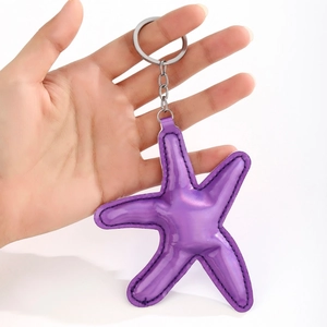 Portachiavi a stella marina in pelle viola con anello metallico e cuciture nere