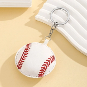 Gros plan d'un porte-clés baseball en cuir blanc avec des coutures rouges