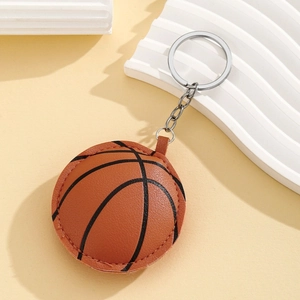 Vue détaillée du porte-clés de basket montrant la texture du cuir PU et les coutures