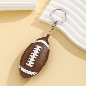 Détail d'un porte-clés de football américain en cuir marron avec coutures et anneau argenté