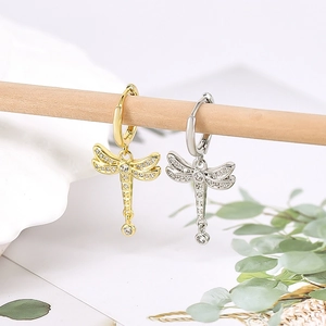 Elegante Libellen-Ohrhänger in Gold und Silber mit funkelnden Zirkonia-Details