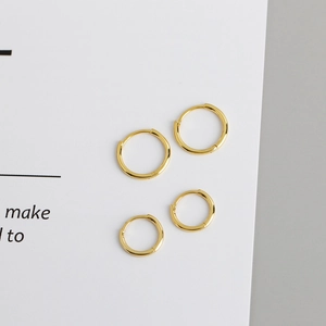 Pendientes de aro minimalistas en plata s925 bañada en oro con acabado pulido para mujer
