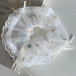 Chouchou en dentelle blanche avec fleurs brodées et ruban de satin pour cheveux