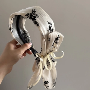Détail d'un serre-tête floral rétro avec grand nœud et doublure en maille antidérapante