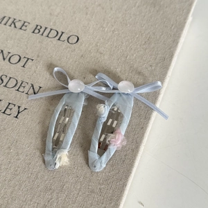 Détail de barrettes BB en dentelle bleue avec perles élégantes et décorations florales