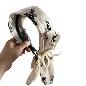 Serre-tête large à fleurs avec nœud élégant en tissu satiné de couleur crème