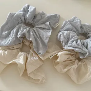 Lot de quatre chouchous brodés de fleurs en coton bleu clair et crème de qualité