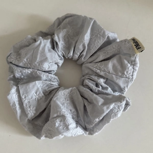 Chouchou gris clair avec broderie florale en coton et lin de haute qualité avec étiquette