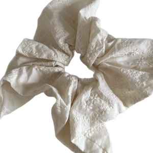 Chouchou minimaliste beige avec broderies florales et texture en coton doux pour femmes