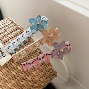 Set di tre fermagli per capelli ricamati con fiori in acrilico e frange eleganti