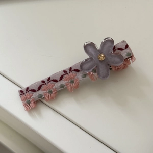 Fermaglio per capelli ricamato a mano con fiore in acrilico viola e nappa rosa