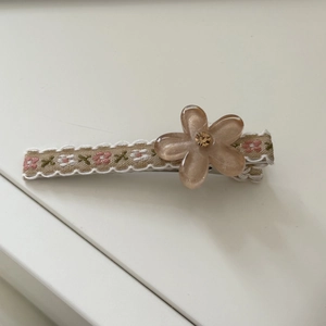 Fermaglio per capelli con ricamo floreale e petali in resina color champagne su pizzo
