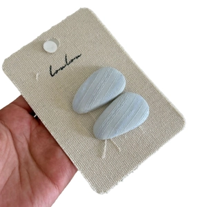 Set di 2 fermagli per capelli a righe blu chiaro per bambine su cartoncino da esposizione