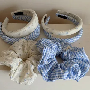 Ensemble serre-tête et chouchou broderie florale avec motif à carreaux bleus en coton