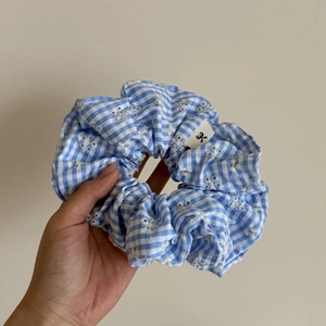 Chouchou à carreaux bleus et blancs avec broderie florale et étiquette de nœud