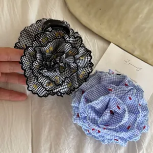 Pince à cheveux fleur en tissu à carreaux avec dentelle en bleu et noir