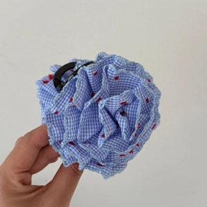 Pince à cheveux fleurie à carreaux bleus avec perles pour chignons élégants