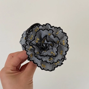 Pince à cheveux fleurie à carreaux bleus avec perles pour une coiffure élégante