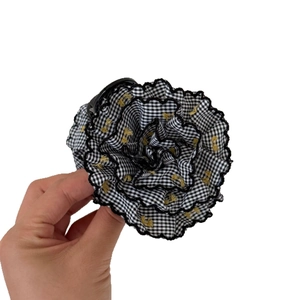 Pince à cheveux fleur en tissu vichy bleu avec bordure en dentelle noire pour femmes