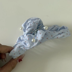 Pince à cheveux à motif floral bleu avec nœud argenté et perles blanches élégantes