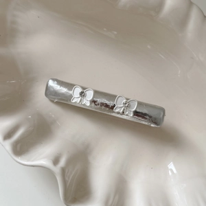 Boucles d'oreilles nœuds blanc mat avec strass sur présentoir argenté élégant