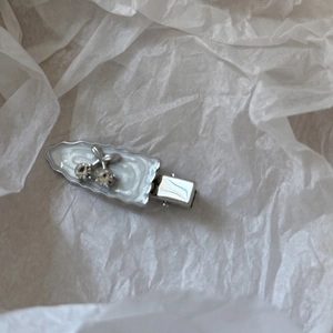 Silbergraue Haarspange mit Kirsch-Strass-Design auf einer welligen Haarnadel-Basis