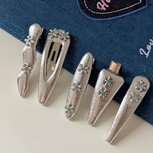 Set di 5 fermagli per capelli argentati effetto pelle con fiori di strass blu