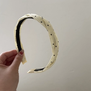 Dettaglio cerchietto retrò crema a pois con nodo incrociato e denti antiscivolo